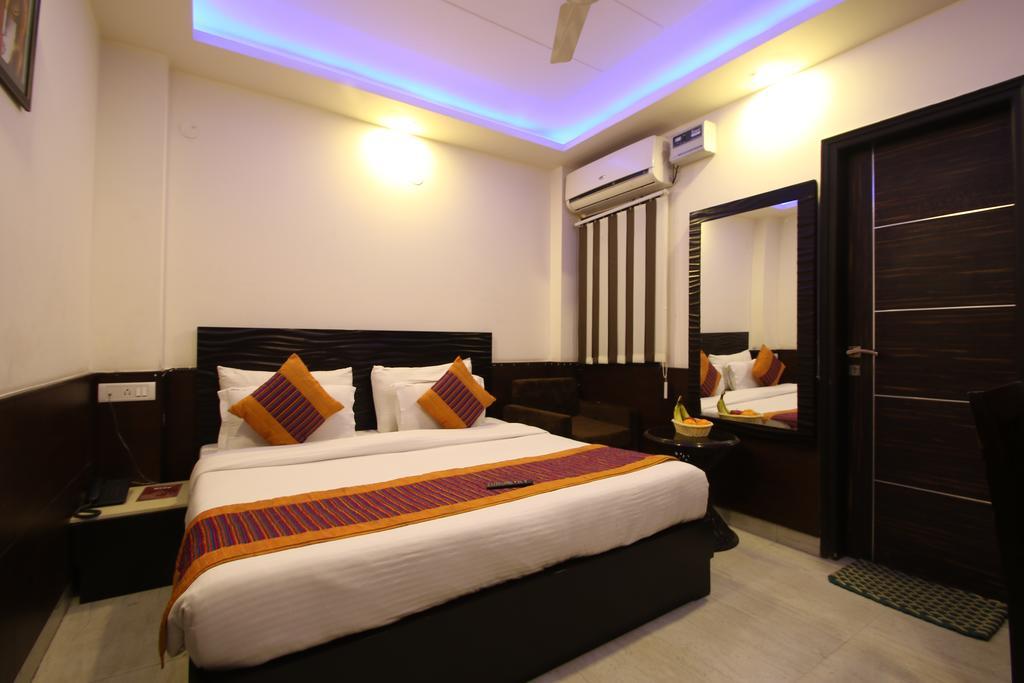 דלהי Hotel Hill Palace -Near Karol Bagh Metro Station מראה חיצוני תמונה
