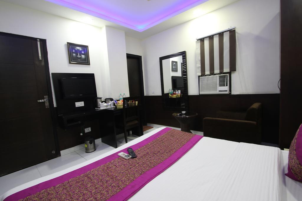 דלהי Hotel Hill Palace -Near Karol Bagh Metro Station מראה חיצוני תמונה