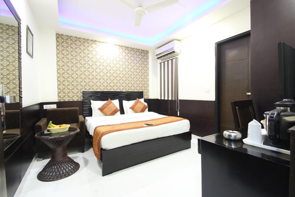דלהי Hotel Hill Palace -Near Karol Bagh Metro Station מראה חיצוני תמונה