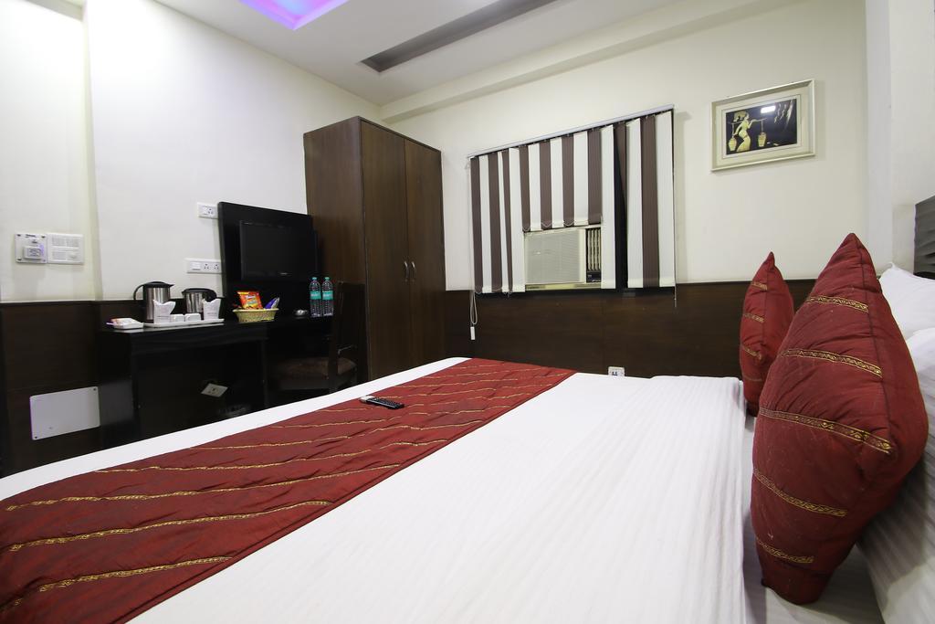 דלהי Hotel Hill Palace -Near Karol Bagh Metro Station מראה חיצוני תמונה