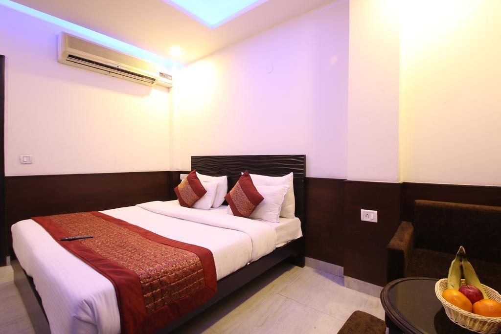 דלהי Hotel Hill Palace -Near Karol Bagh Metro Station מראה חיצוני תמונה