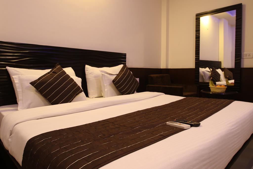 דלהי Hotel Hill Palace -Near Karol Bagh Metro Station מראה חיצוני תמונה