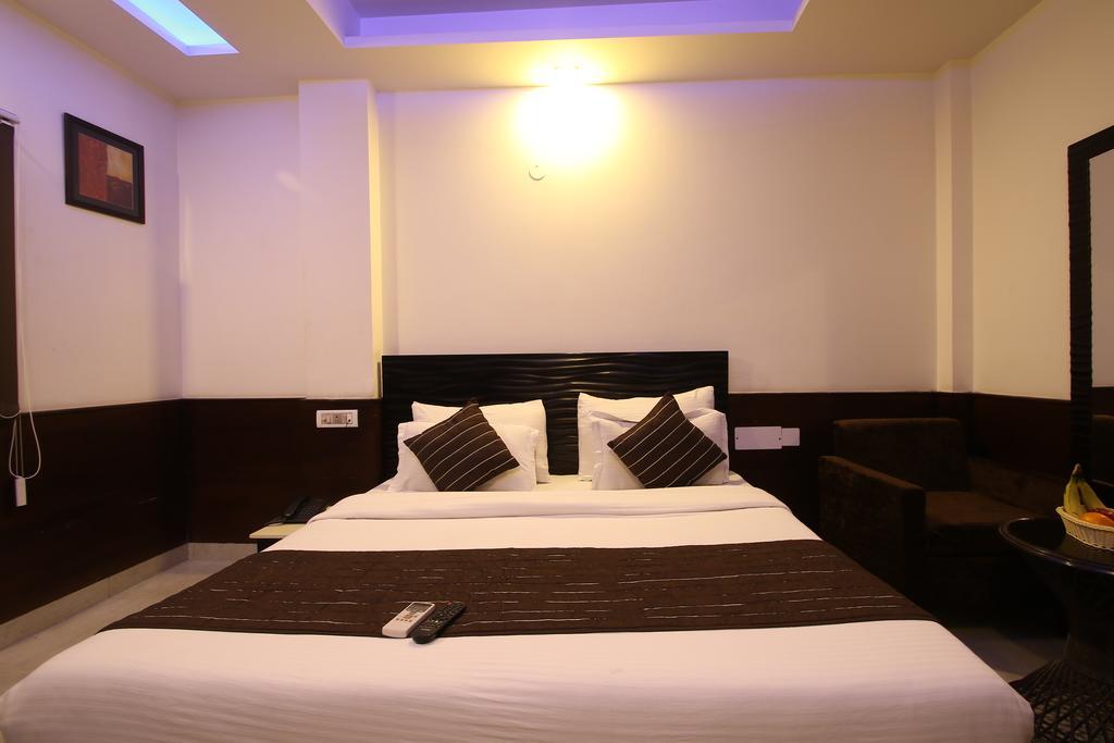 דלהי Hotel Hill Palace -Near Karol Bagh Metro Station מראה חיצוני תמונה