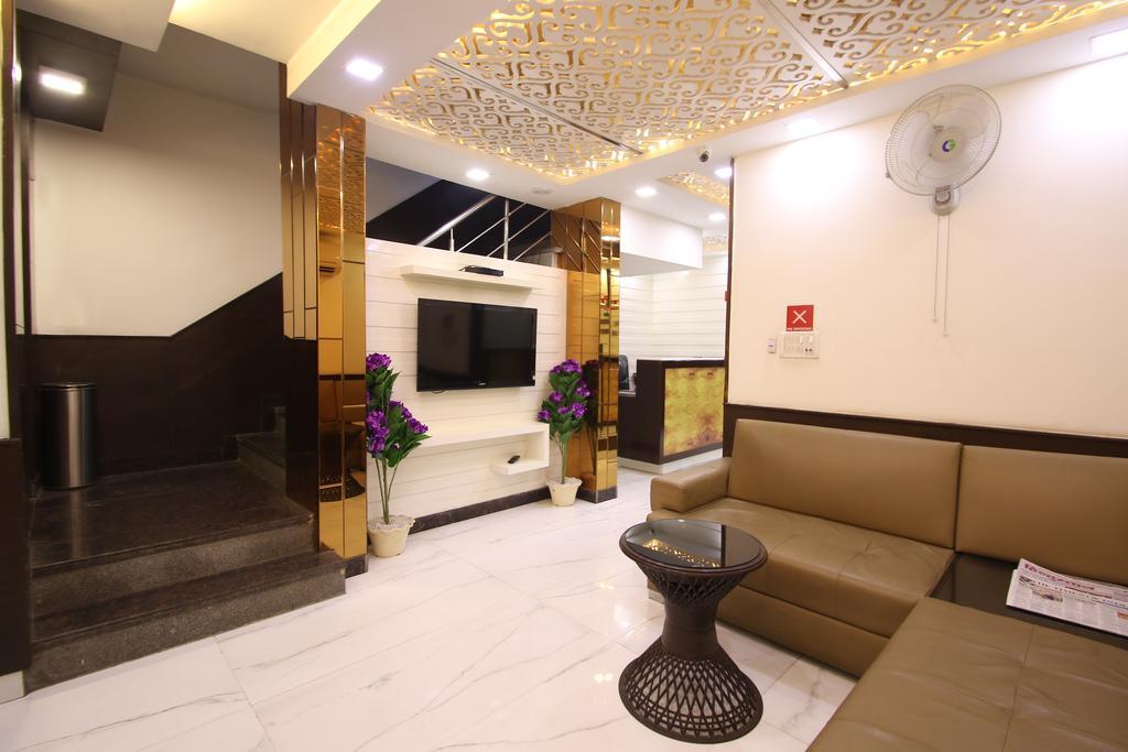 דלהי Hotel Hill Palace -Near Karol Bagh Metro Station מראה חיצוני תמונה