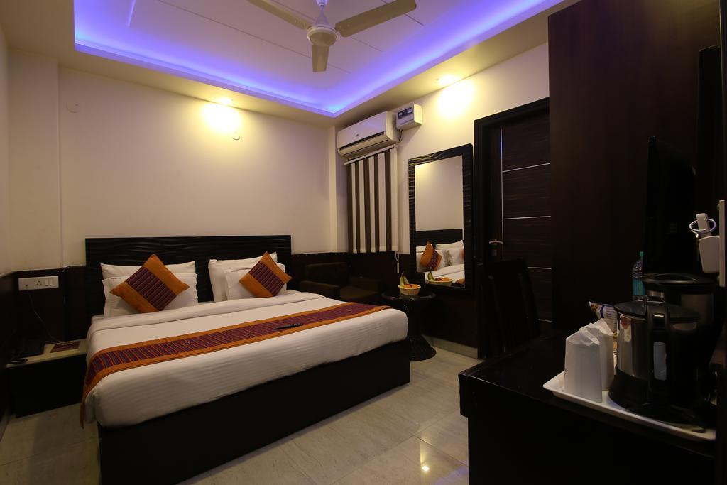 דלהי Hotel Hill Palace -Near Karol Bagh Metro Station מראה חיצוני תמונה