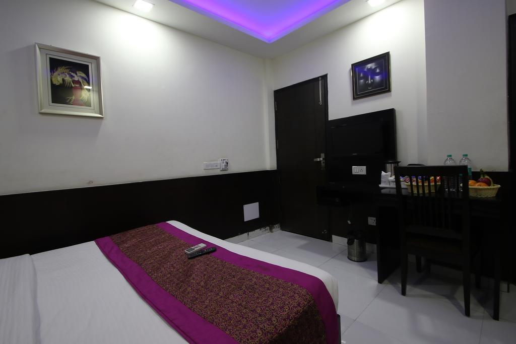 דלהי Hotel Hill Palace -Near Karol Bagh Metro Station מראה חיצוני תמונה