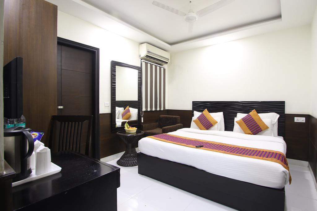 דלהי Hotel Hill Palace -Near Karol Bagh Metro Station מראה חיצוני תמונה