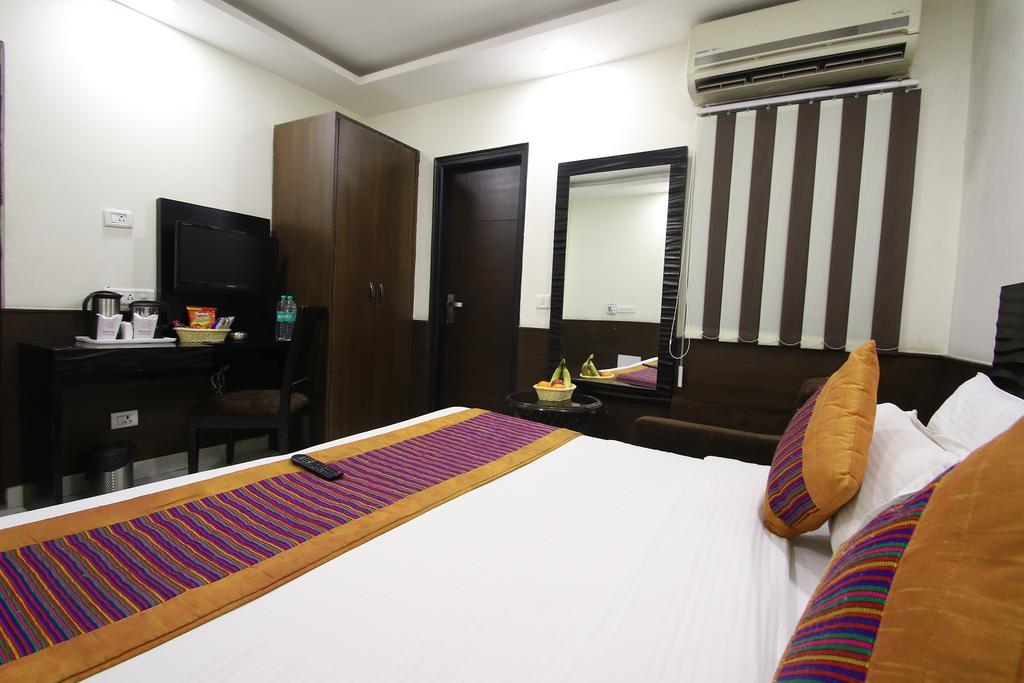 דלהי Hotel Hill Palace -Near Karol Bagh Metro Station מראה חיצוני תמונה