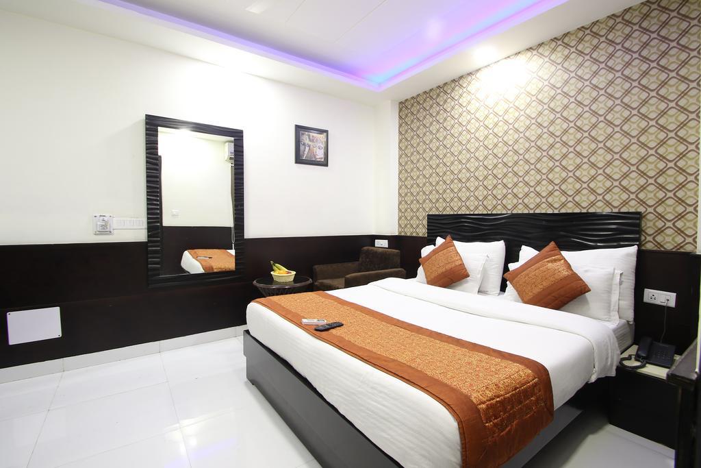 דלהי Hotel Hill Palace -Near Karol Bagh Metro Station מראה חיצוני תמונה