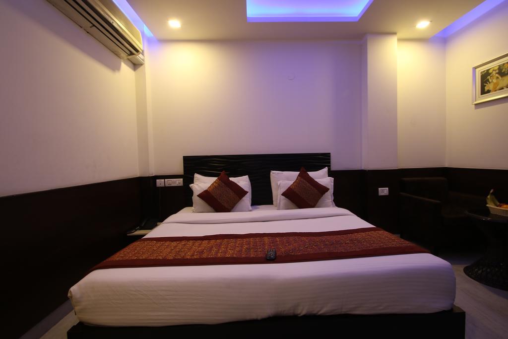 דלהי Hotel Hill Palace -Near Karol Bagh Metro Station מראה חיצוני תמונה