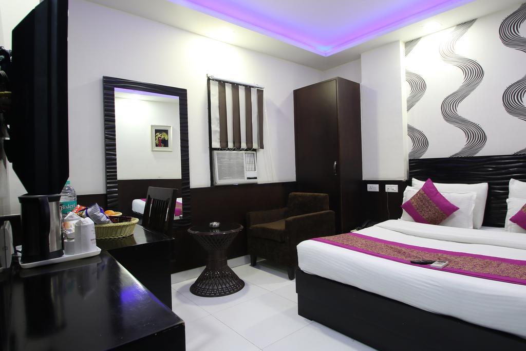 דלהי Hotel Hill Palace -Near Karol Bagh Metro Station מראה חיצוני תמונה