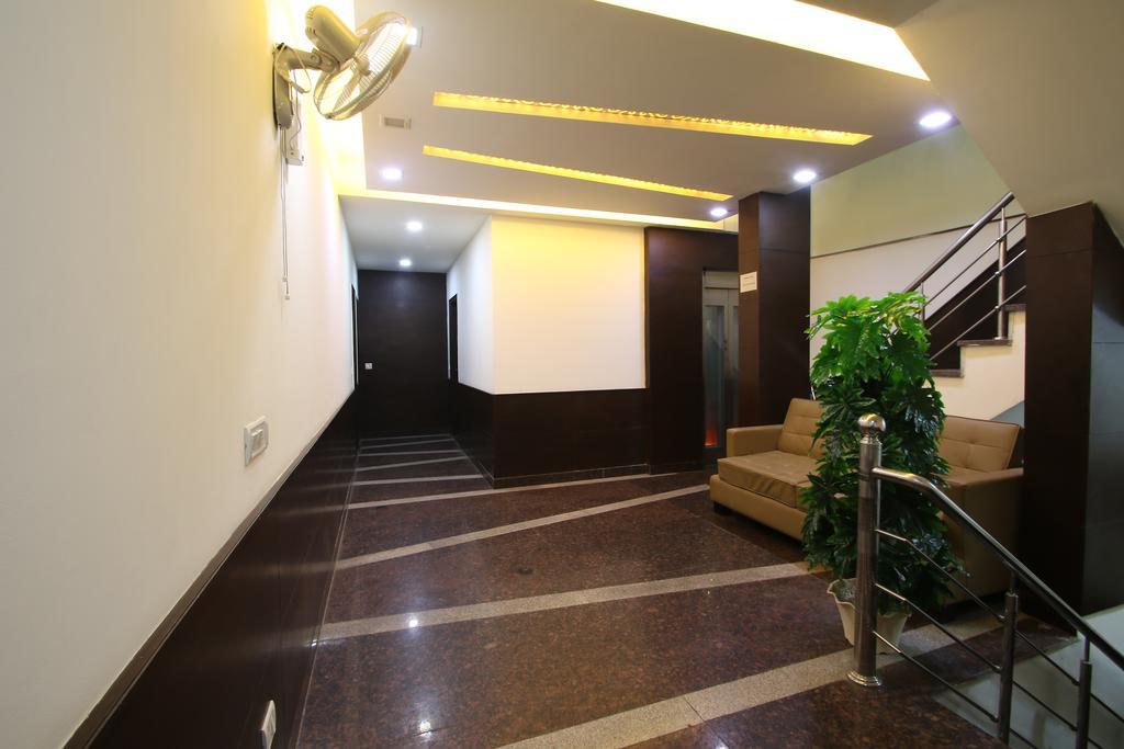 דלהי Hotel Hill Palace -Near Karol Bagh Metro Station מראה חיצוני תמונה