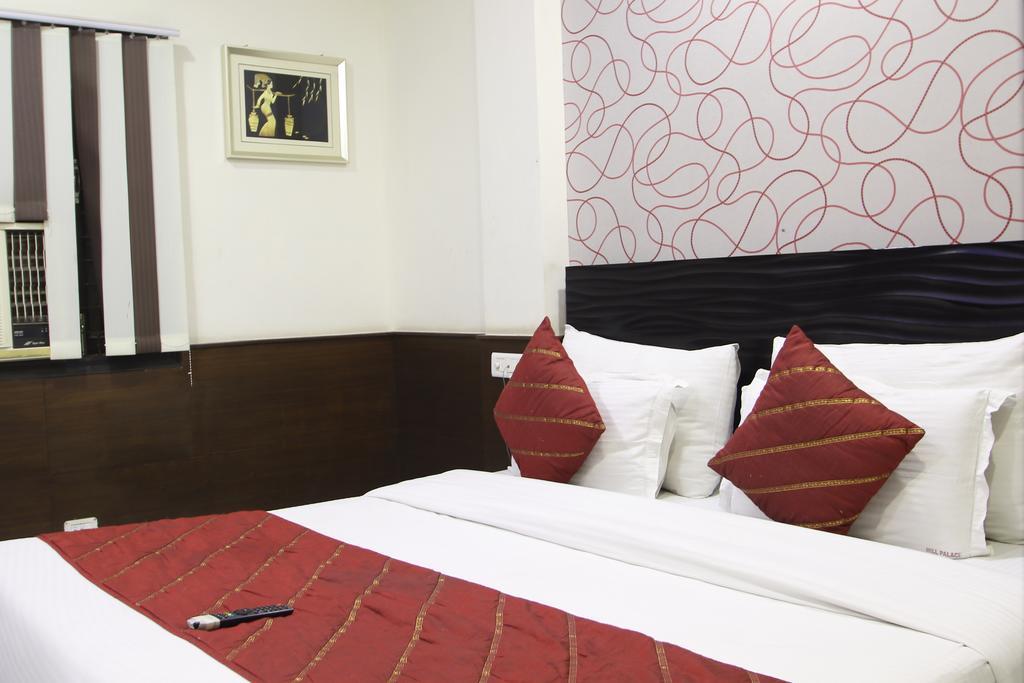 דלהי Hotel Hill Palace -Near Karol Bagh Metro Station מראה חיצוני תמונה