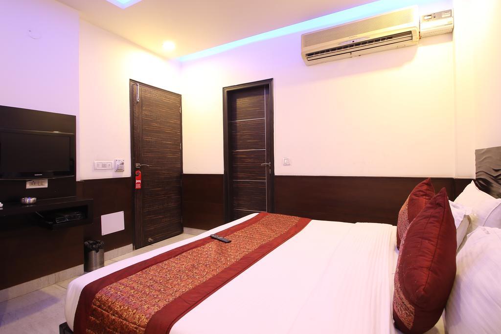 דלהי Hotel Hill Palace -Near Karol Bagh Metro Station מראה חיצוני תמונה