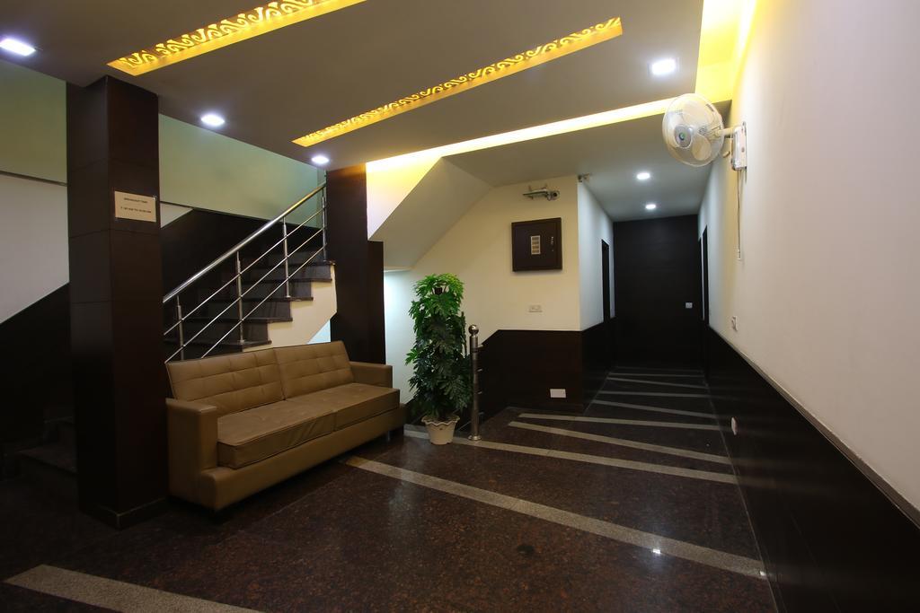 דלהי Hotel Hill Palace -Near Karol Bagh Metro Station מראה חיצוני תמונה