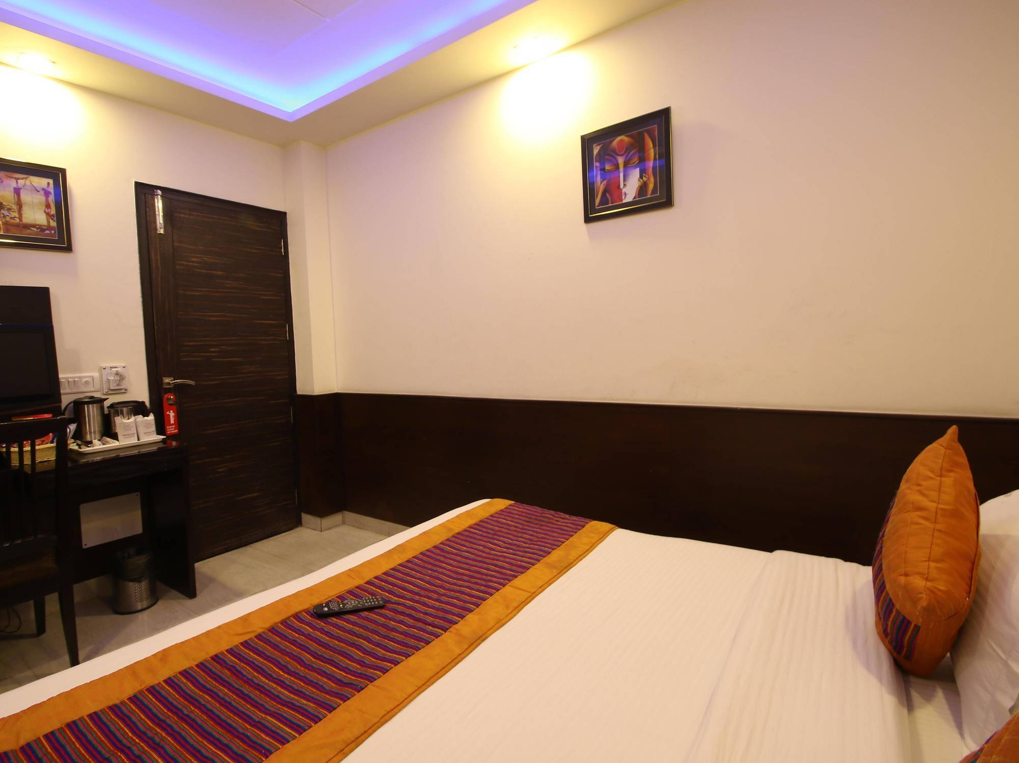 דלהי Hotel Hill Palace -Near Karol Bagh Metro Station מראה חיצוני תמונה