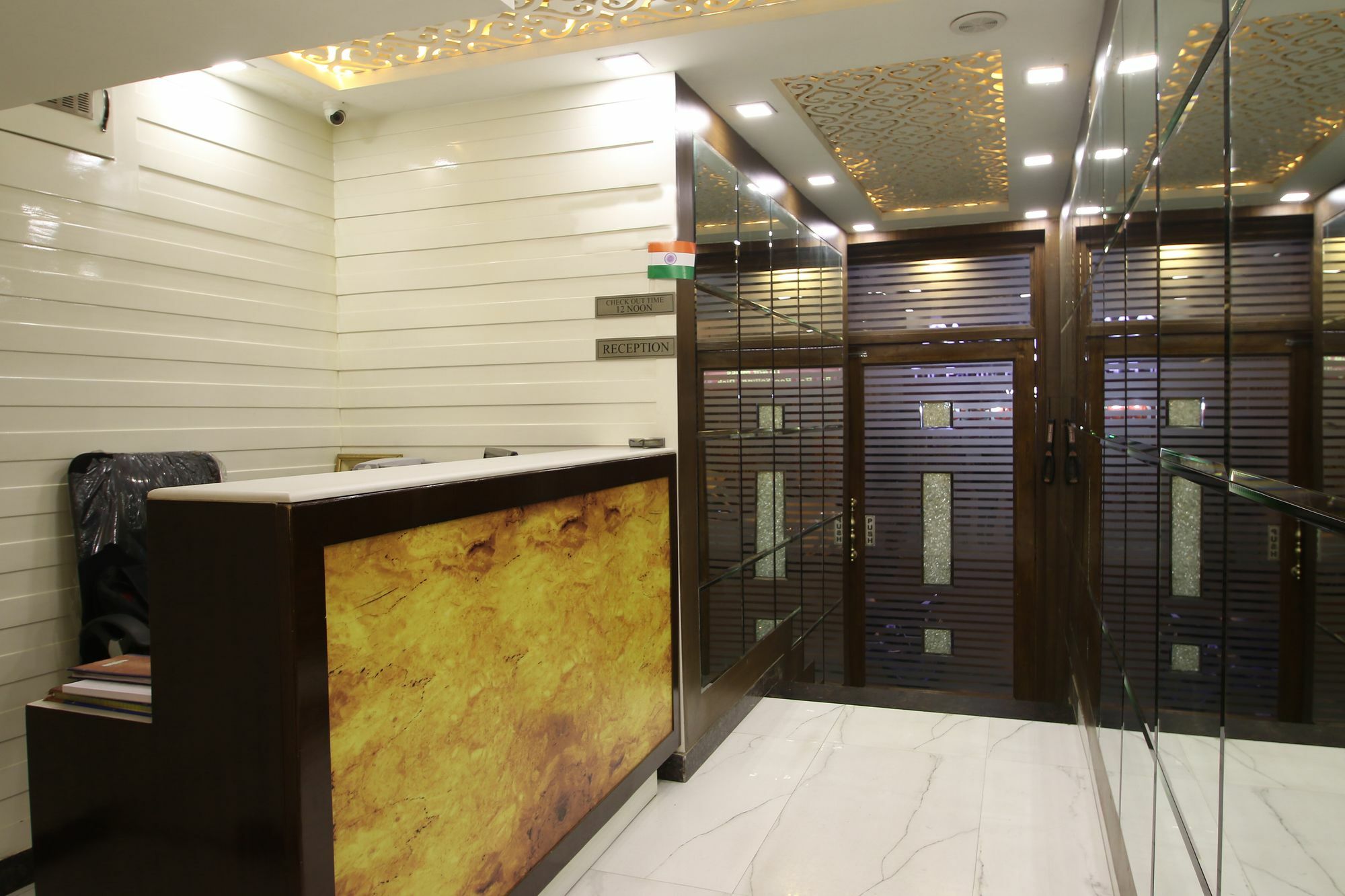 דלהי Hotel Hill Palace -Near Karol Bagh Metro Station מראה חיצוני תמונה