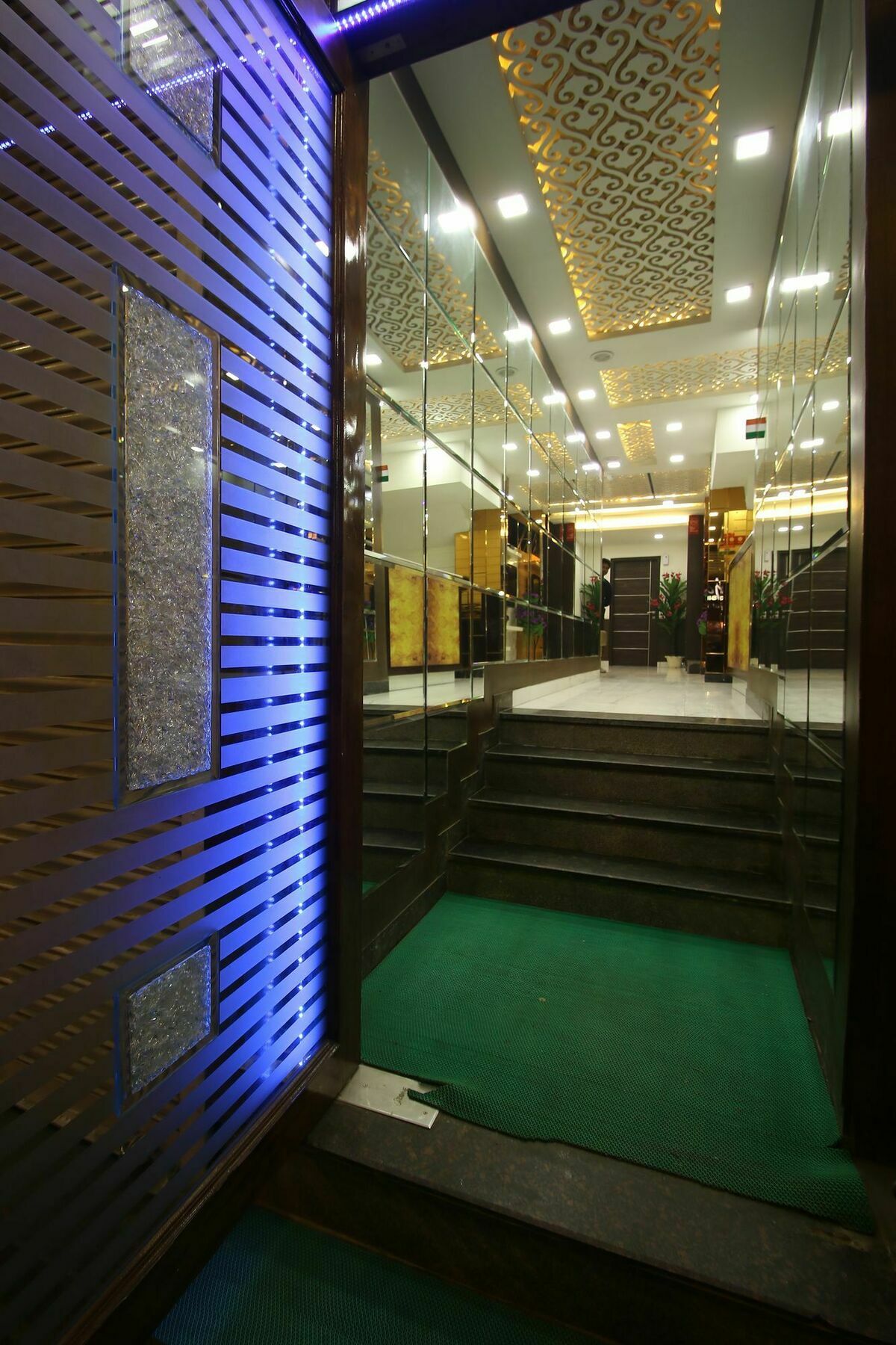 דלהי Hotel Hill Palace -Near Karol Bagh Metro Station מראה חיצוני תמונה